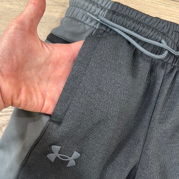 Under Armour Cold Gear Kid’s Black and Gray Sweatpants Joggers - Picture 5 of 12